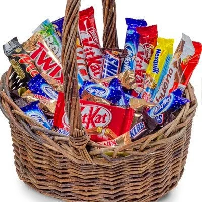 Корзина с шоколадными батончиками