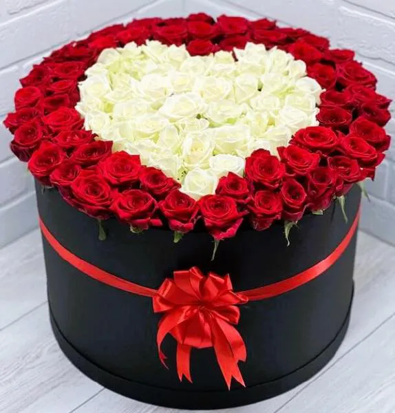 Сердце из 101  розы в шляпной коробке 