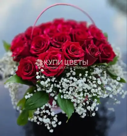 Корзина с красными розами и гипсофилой 