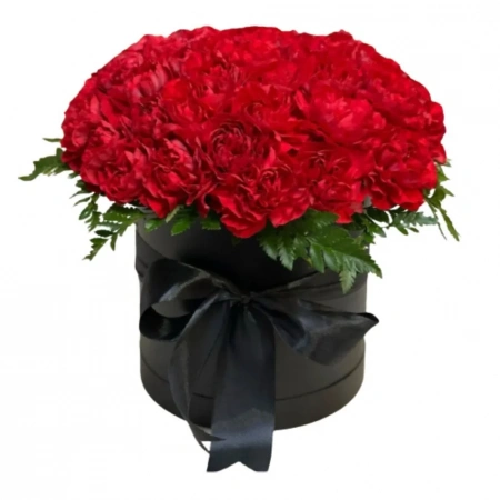 Траурная шляпная коробка с красными гвоздиками