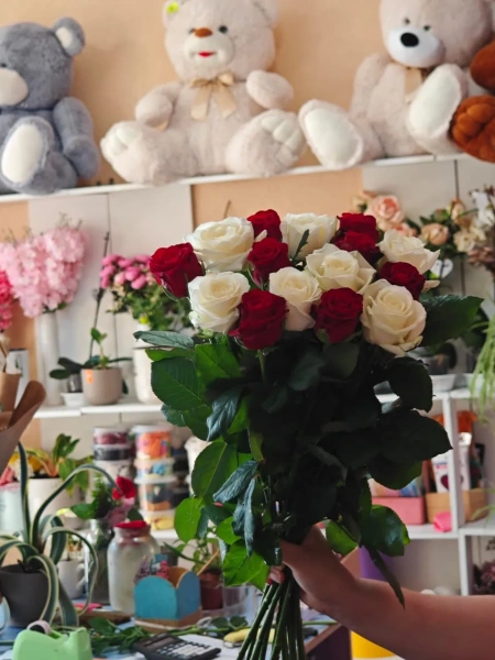 Из красных и белых роз под ленту