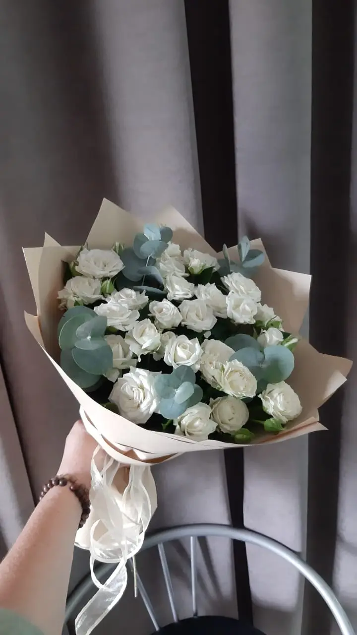Букет из белых кустовых роз