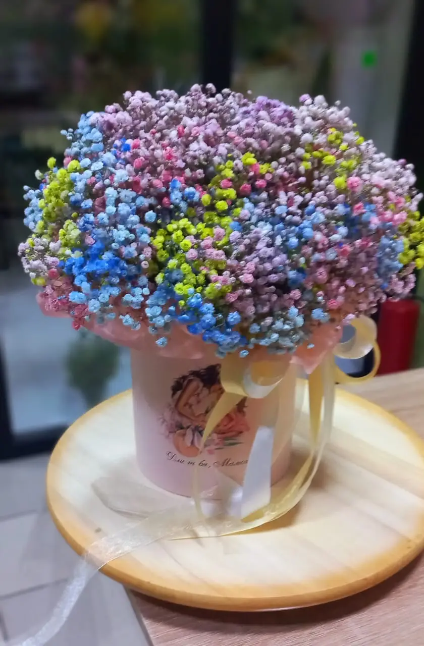 Шляпная коробка с радужной  гипсофилой