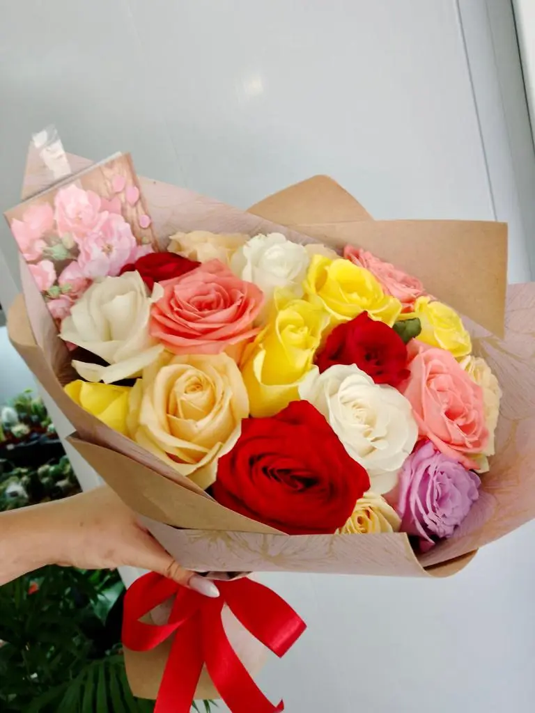 Букет из разноцветных роз