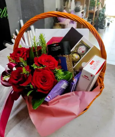 Сладкая корзина с розами 