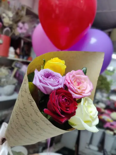 Букет из пяти разноцветных роз