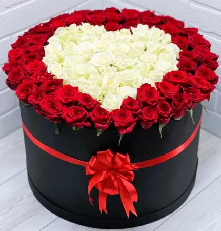 Сердце из 101  розы в шляпной коробке 